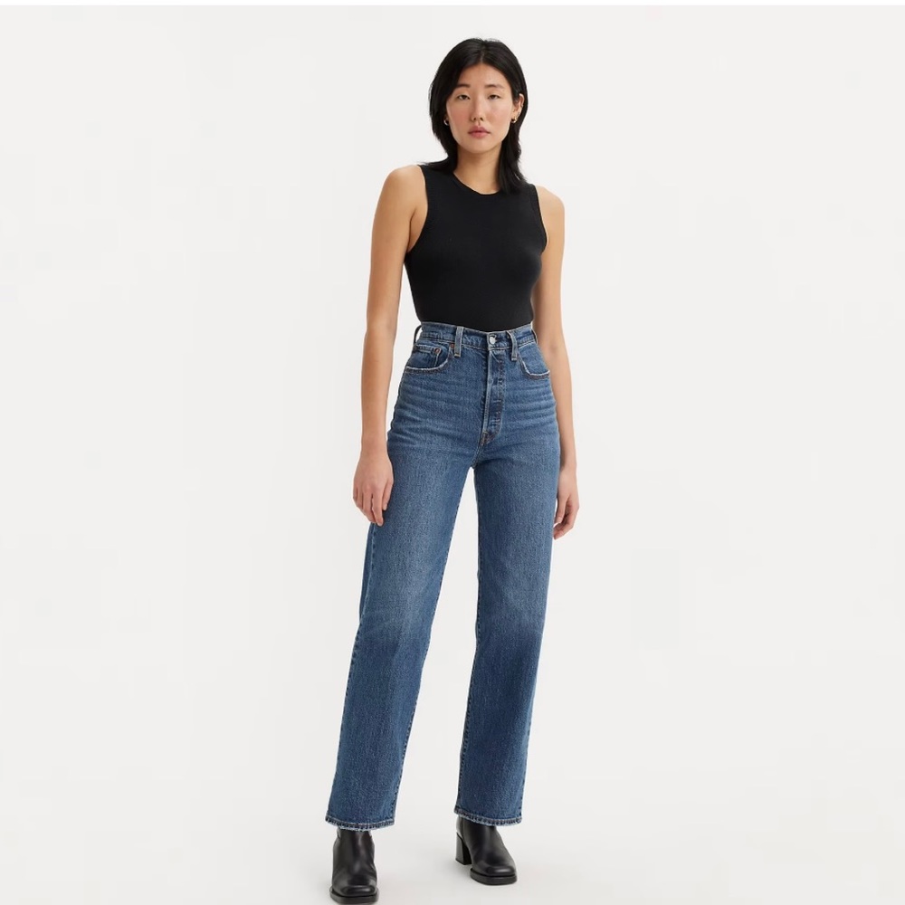 Levi’s Ribcage Straight Ankle Jeans (“super-high rise”)